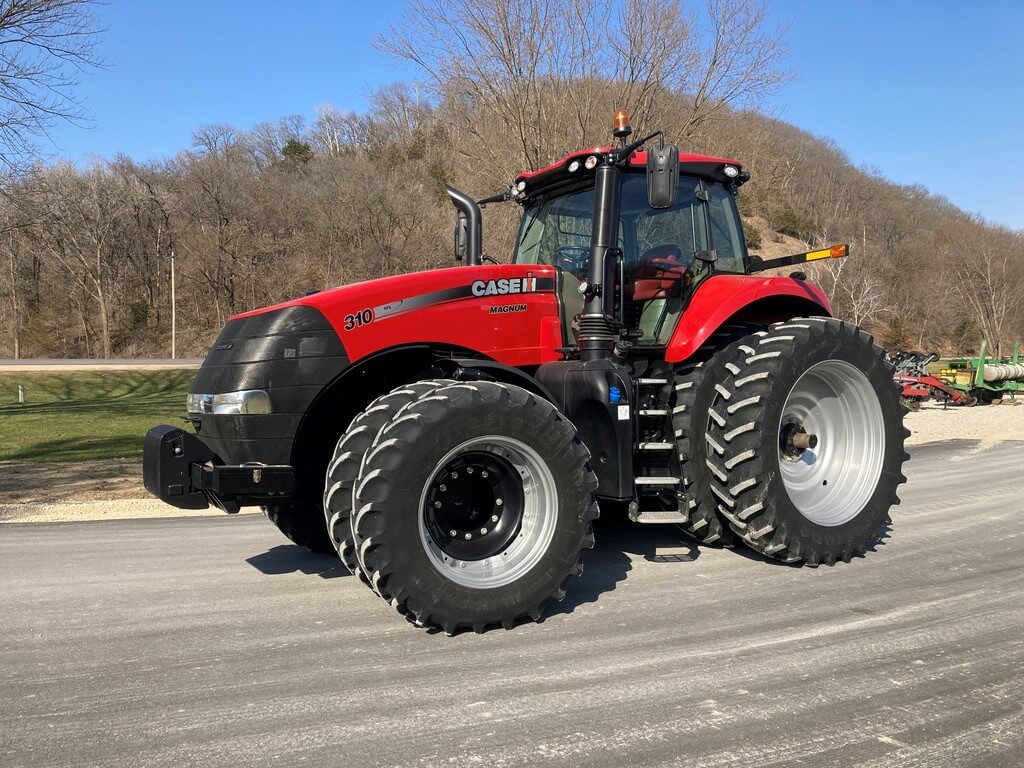 CASE IH 310 Magnum Tractor